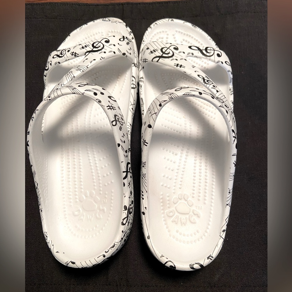 ❤️❤️🎼🎼Musical notes! ❤️❤️🎼🎼. Easy care slip on sandals! Super light weight!